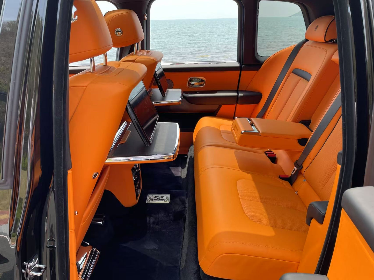 Rolls-Royce Cullinan - Private Chauffeur Service.