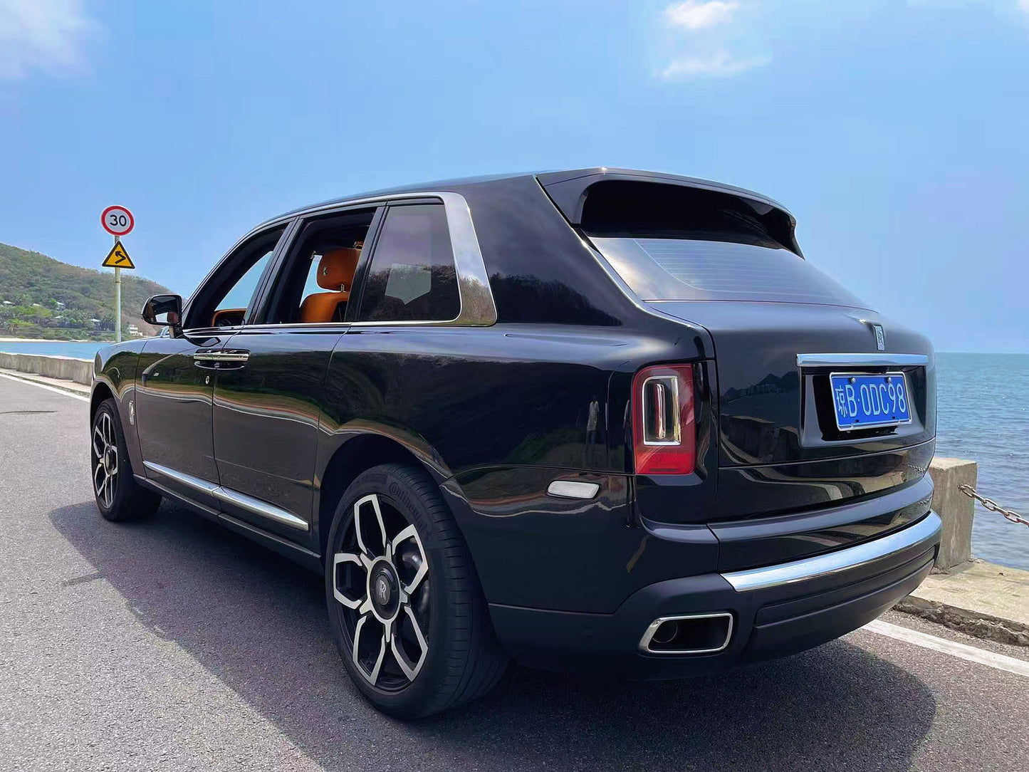 Rolls-Royce Cullinan - Private Chauffeur Service.