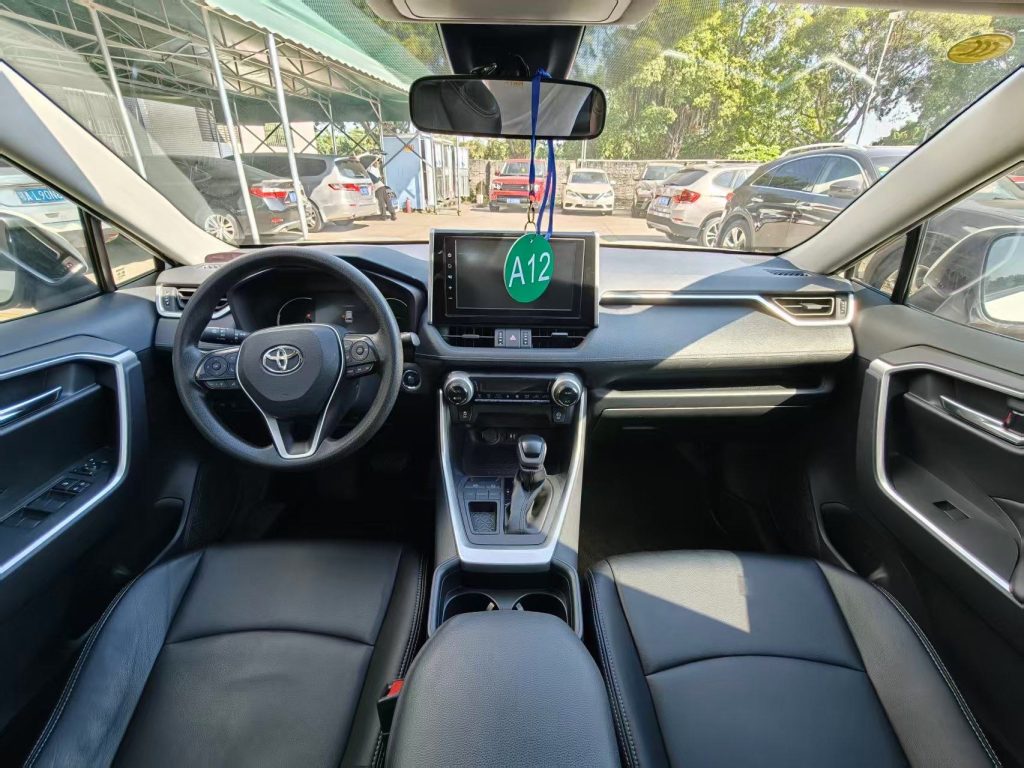 2020 Toyota RAV4 2.0L FWD Fashion Edition — Used, 76,000 km